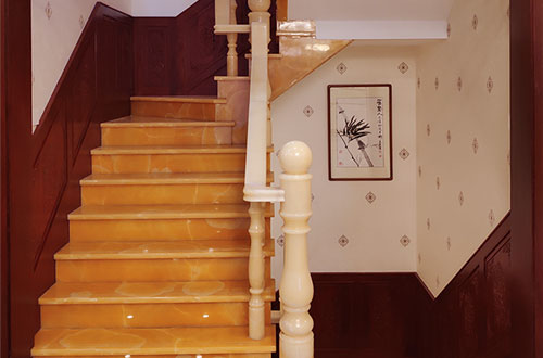 东昌府中式别墅室内汉白玉石楼梯的定制安装装饰效果